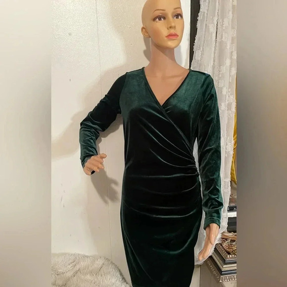 Guberry Elegant Green Velvet Wrap Dress - Picture 3 of 10